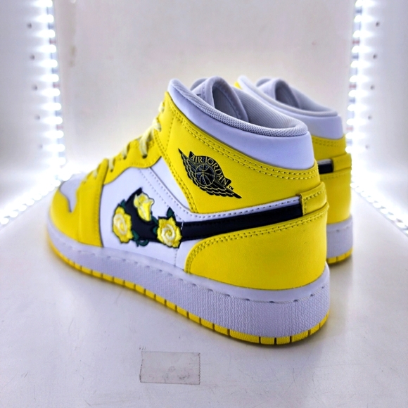 ❗️SOLD ❗️Air Jordan 1 MID | DYNAMIC YELLOW FLORAL (GS) - Picture 5 of 16